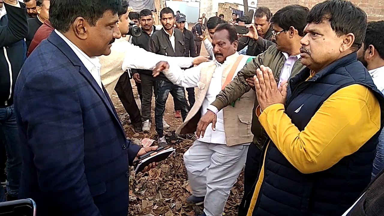 शिवपुरी की करौदी कॉलोनी में गंदगी देख आक्रोशित अंदाज में प्रभारी मंत्री तोमर ने जोड़े सीएमओ के हाथ, कचरे के ढेर पर गिरते-गिरते बचे नगर पालिका अध्यक्ष मुन्ना लाल कुशवाहा | New India Times