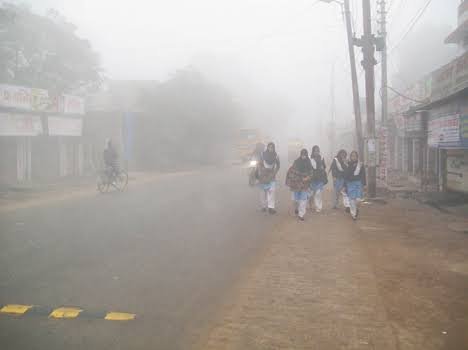 कोहरे की धुंध से थमी वाहनों की रफ्तार, सर्द हवाओं से बढ़ी ठिठुरन | New India Times
