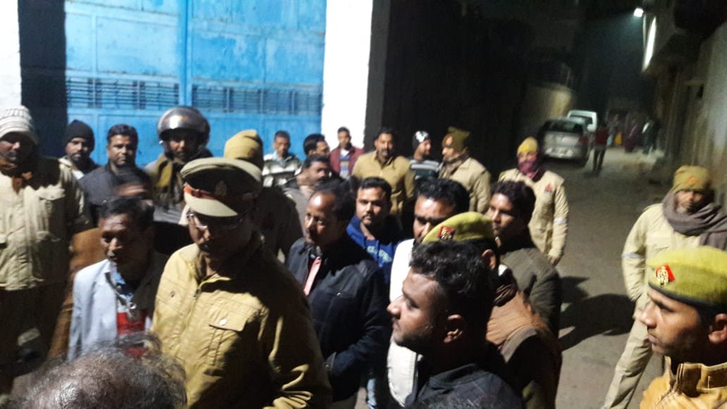 पार्किंग को लेकर जमकर हुआ पथराव, भारी पुलिस बल ने सम्भाला मोर्चा | New India Times