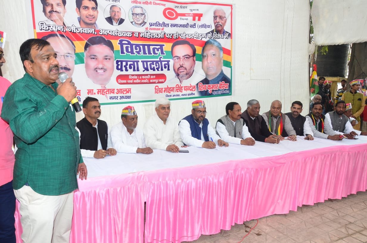 सिर मुड़ते ही पड़े ओले: फोटो खिंचवाने की होड़ में भूल गए मर्यादा, वरिष्ठ नेताओं के सामने हुई माइक की छीना-झपटी | New India Times