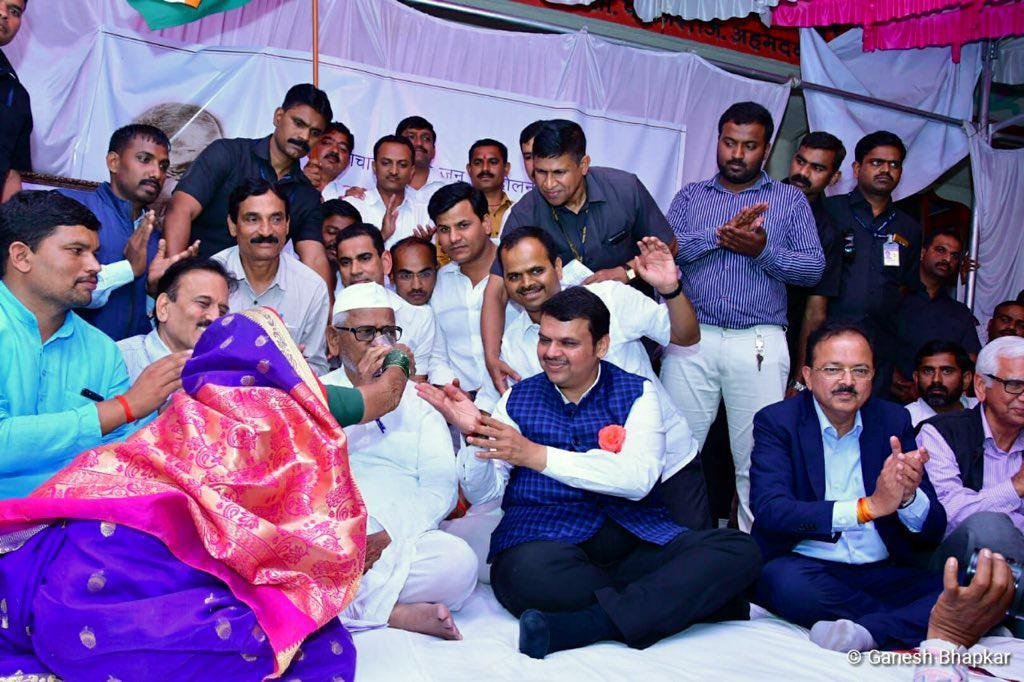 रक्षा राज्य मंत्री भामरे की मध्यस्था से अन्ना हजारे का अनशन समाप्त, भामरे ने निभाई महत्वपूर्ण भूमिका | New India Times