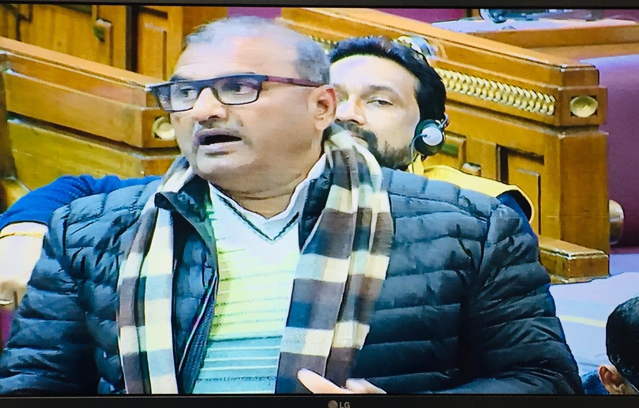 समाजवादी पार्टी के विधायकों ने सदन के अंदर और बाहर प्रदर्शन कर भाजपा सरकार की जनविरोधी नीतियों के प्रति जताया विरोध | New India Times