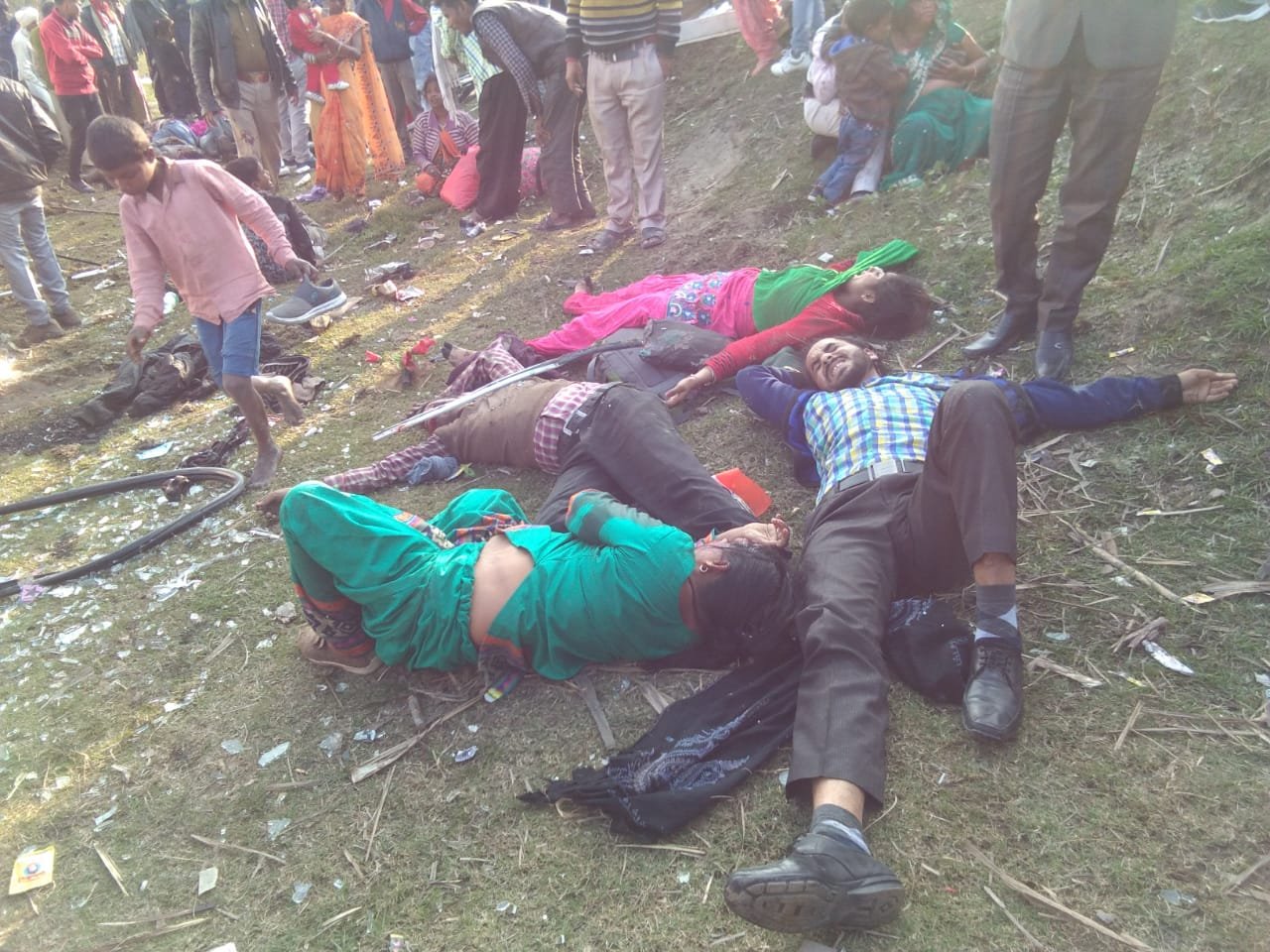 तेज रफ्तार बस ट्रैक्टर-ट्राली से टकरा कर खाई में पलटी, तीन लोगों की मौके पर ही मौत, 31 लोग घायल | New India Times