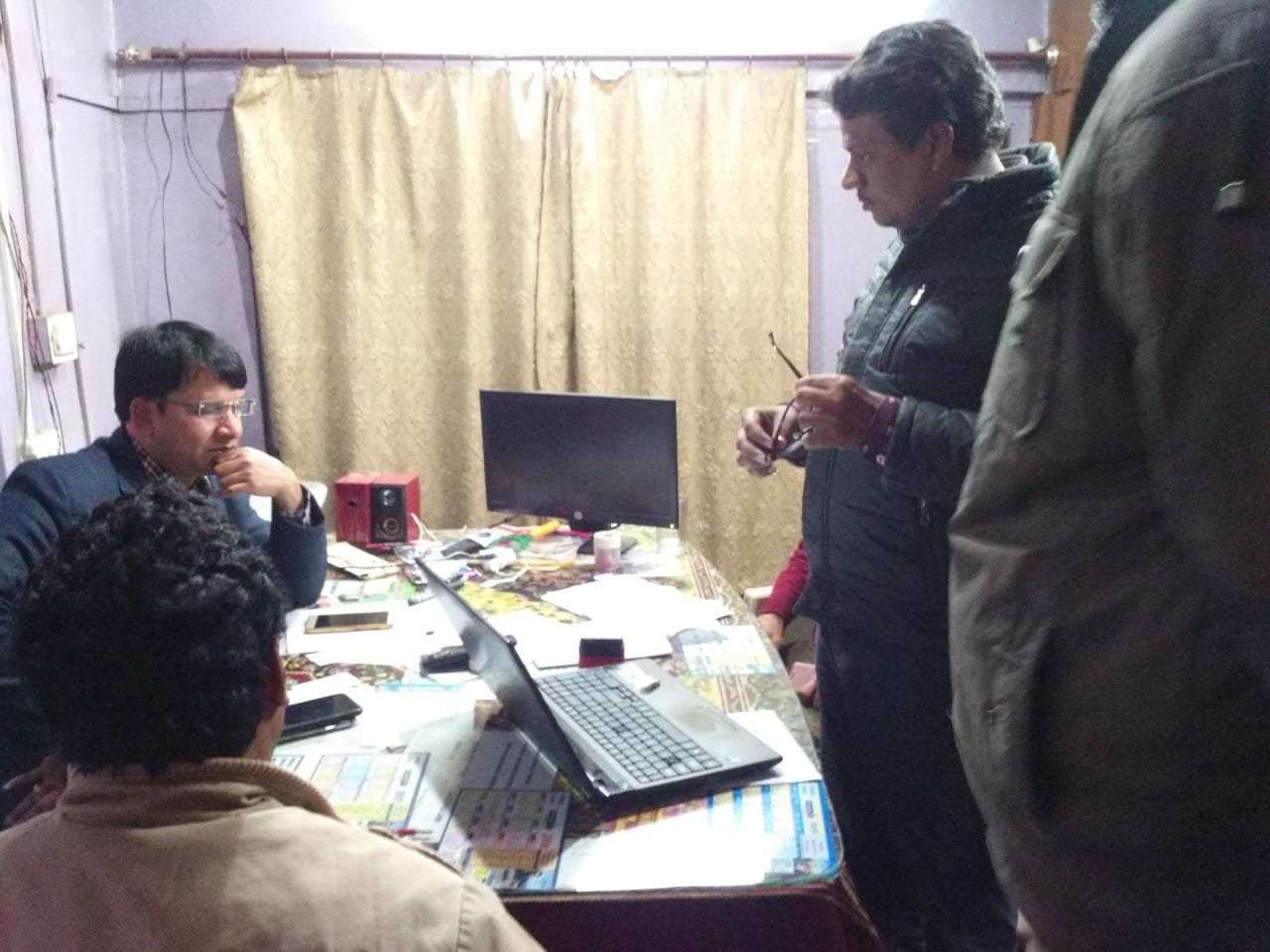 जय किसान फसल ऋण माफी योजना के तहत संचालित पंजीयन एवं सत्यापन केन्द्रों की कार्यवाही का जायजा लेने पहुंचे कलेक्टर श्री भरत यादव | New India Times