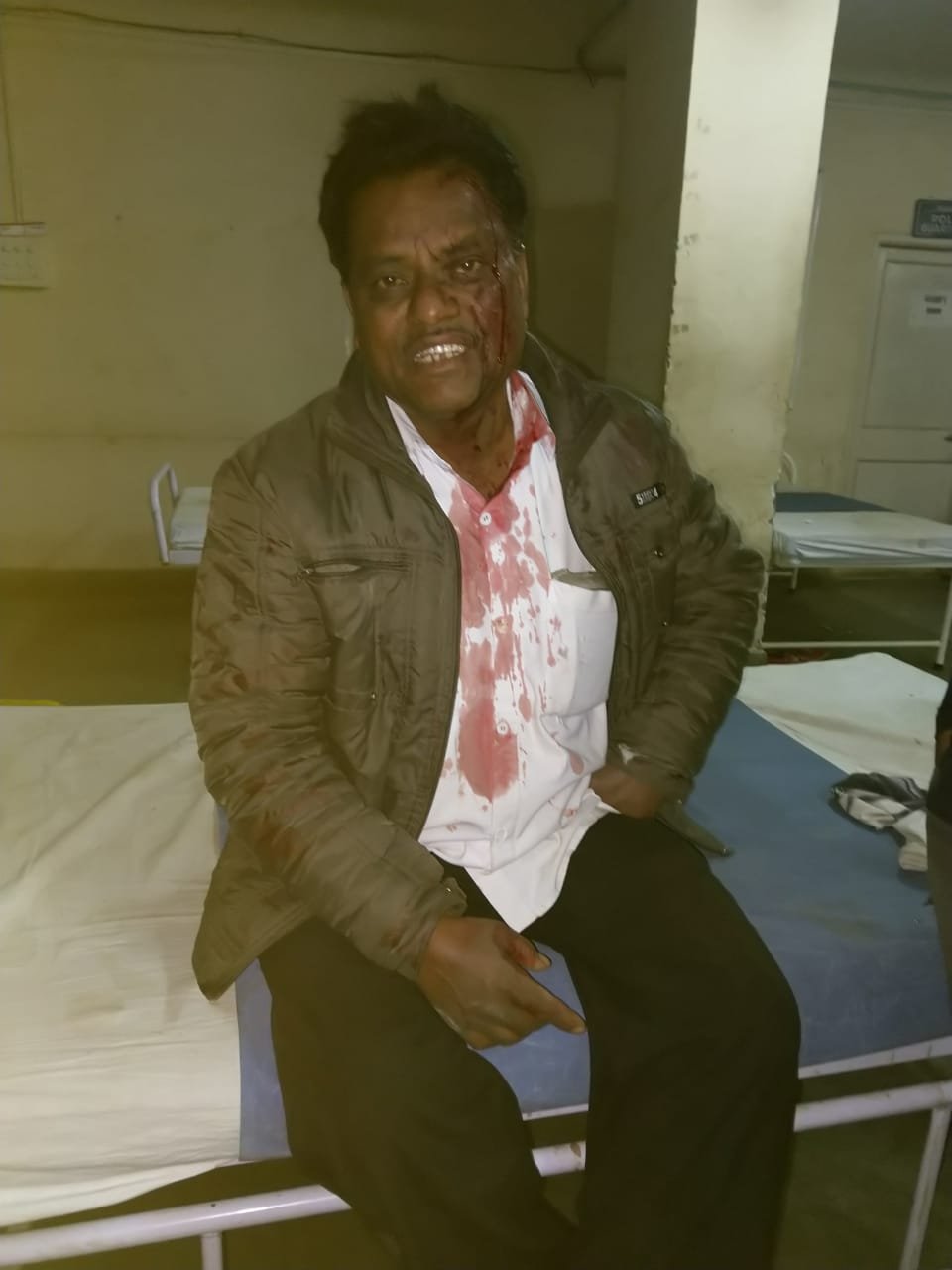 शराब पीने के पैसे न देने पर बदमाशों ने होटल मालिक पर किया कुल्हाड़ी से हमला, होटल मालिक की हालत गंभीर | New India Times