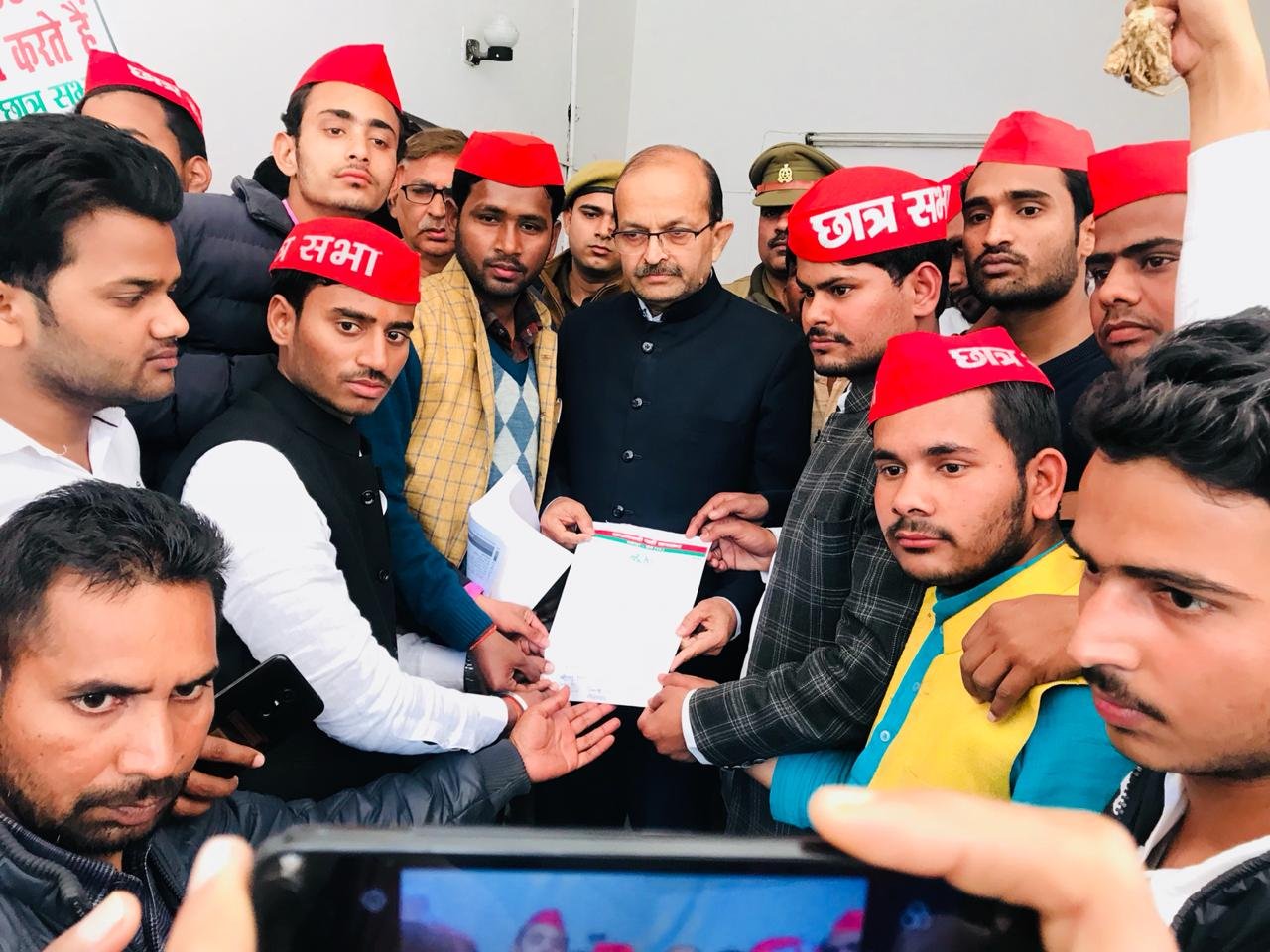 समाजवादी छात्र सभा ने प्रदर्शन कर एडीएम को सौंपा ज्ञापन | New India Times