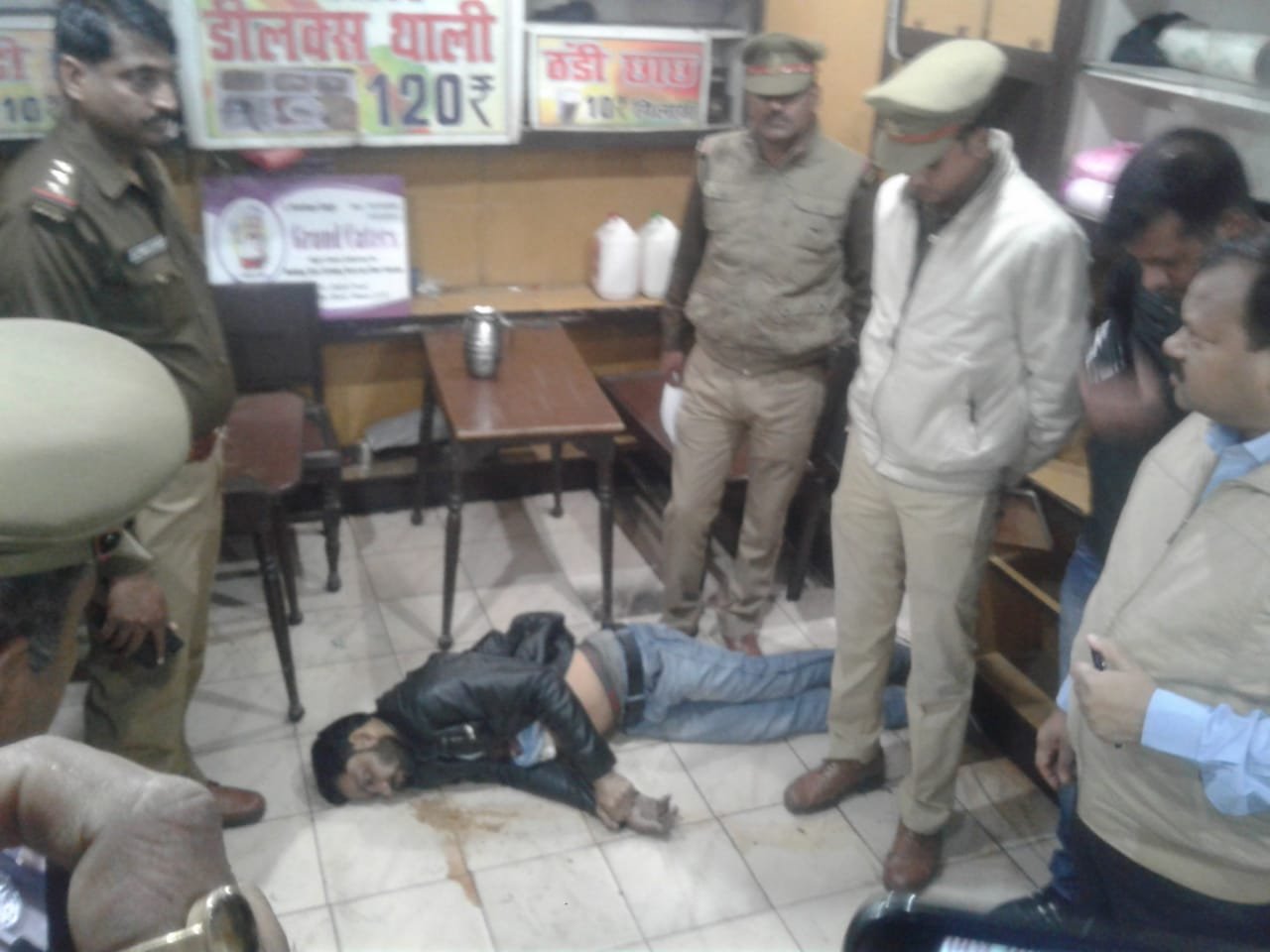 रोडवेज बस स्टॉप के सामने गोली मार कर युवक की हत्या, भीड़ से घिरता देख हमलावर ने खुद को ढाबे में किया बंद | New India Times