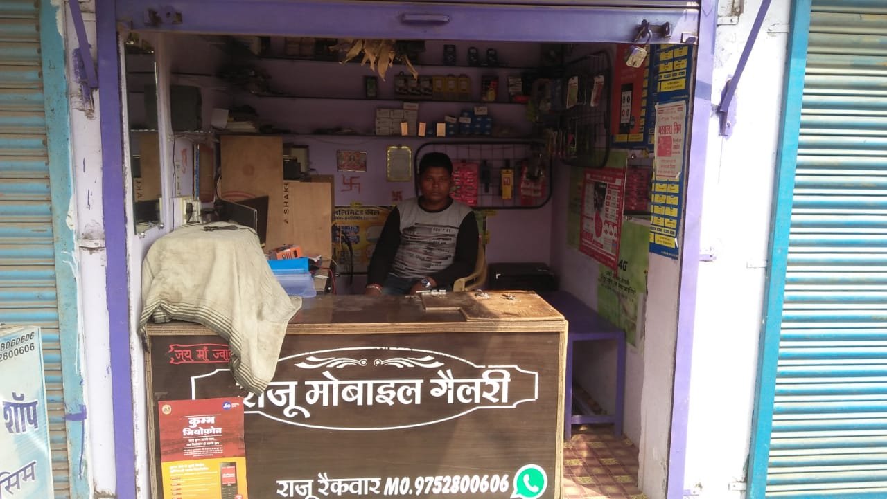 मोबाइल दुकान में हुई चोरी की वारदात, पूरी सीसीटीवी कैमरे में हुई कैद | New India Times