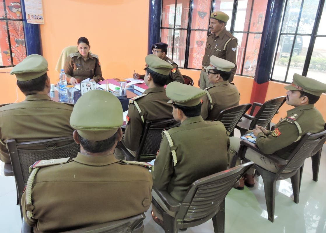 पुलिस अधीक्षक द्वारा सर्किल मितौली के तीनों थानों मितौली, मैगलगंज व नीमगांव के समस्त विवेचकों का आदेश कक्ष के दौरान लंबित विवेचनाओं की गयी समीक्षा | New India Times
