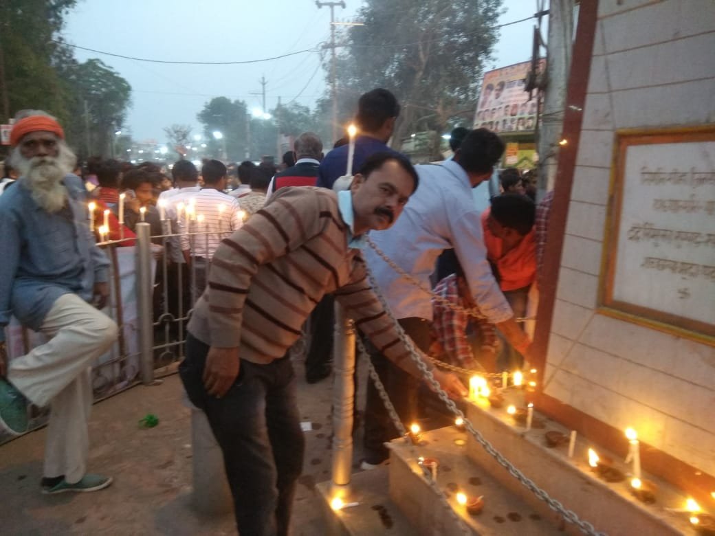 पुलवामा में हुए आतंकी हमले के खिलाफ भोपाल में कहीं दी गई सैनिकों को श्र्द्धांजलि तो कहीं जलाया गया आतंकवाद का पुतला | New India Times