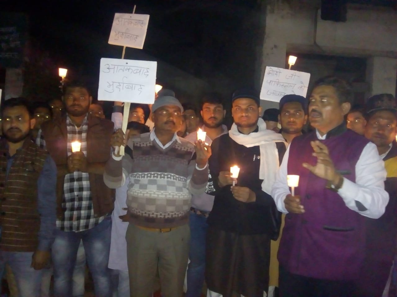 पुलवामा आतंकी हमले के विरोध में रूनकता में निकाला गया केंडल मार्च | New India Times