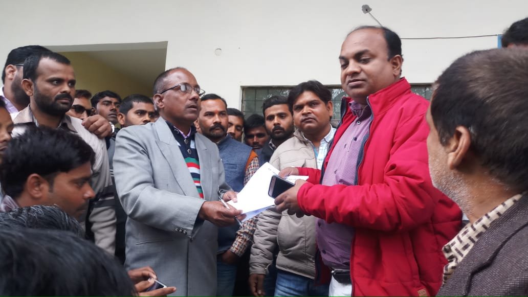 कश्मीर के पुलवामा हमले में शहीदों को श्रद्धांजलि देकर जताया गया विरोध, जलाये पुतले, जिले भर के लोगों में फैला आक्रोश, कठोर कार्यवाही करने की मांग | New India Times