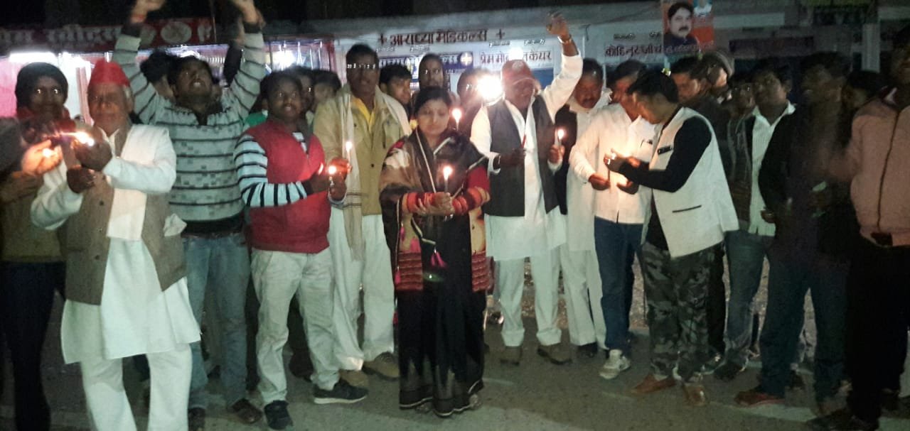 आतंकी हमले में शहीद सैनिकों की याद में जगह-जगह कैंडल मार्च निकालकर दी विनम्र श्रद्धांजलि, जमकर लगे पाकिस्तान मुर्दाबाद के नारे | New India Times