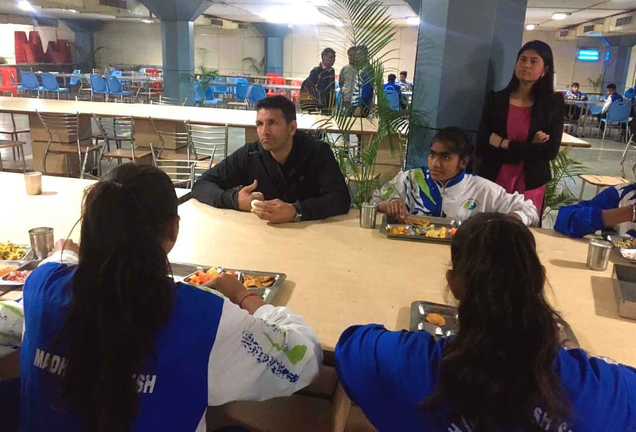 खेल और युवा कल्याण मंत्री जीतू पटवारी ने टी. टी. नगर स्टेडियम कैंटीन का किया औचक निरीक्षण | New India Times