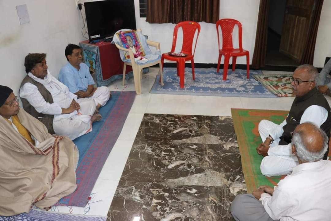 सांसद नंद कुमार सिंह चौहान ने मुखिया जी के घर जाकर बांटा दुख, दी सांत्वना | New India Times