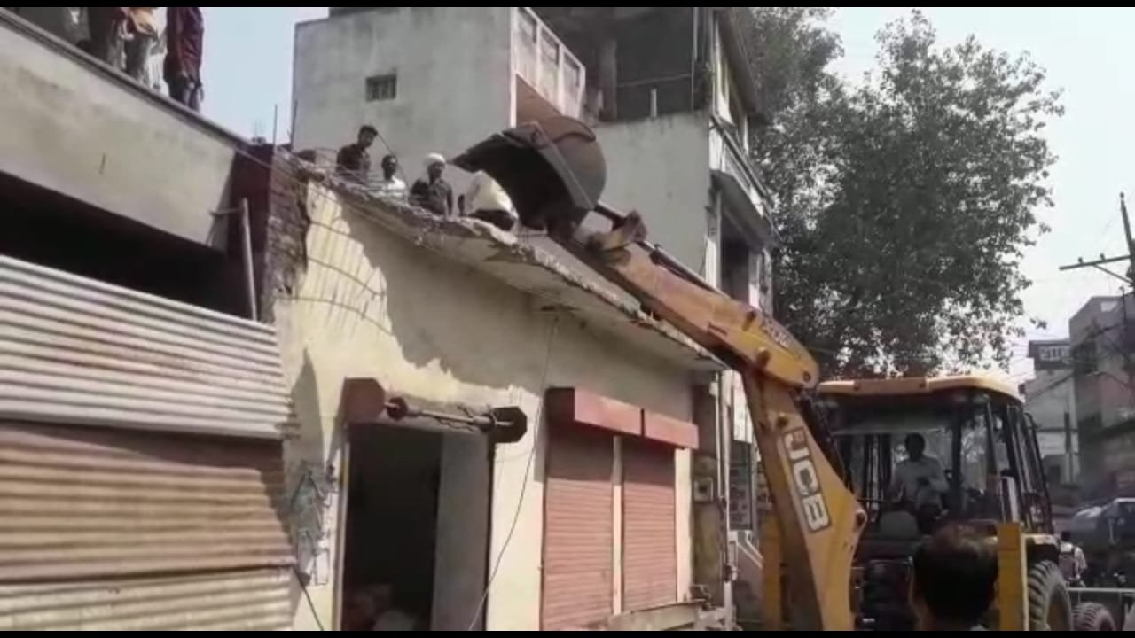 कोर्ट आदेश के पालन में मेट्रो हास्पिटल का टूटा अतिक्रमण | New India Times