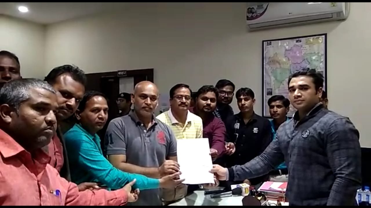 उज्जैन संभाग के घोंसला में पत्रकार एट्रोसिटी एक्ट के तहत दर्ज हुआ झूठा एफआईआर, यूनाइटेड प्रेस क्लब ने एसपी और आईजी से की मुलाकात | New India Times