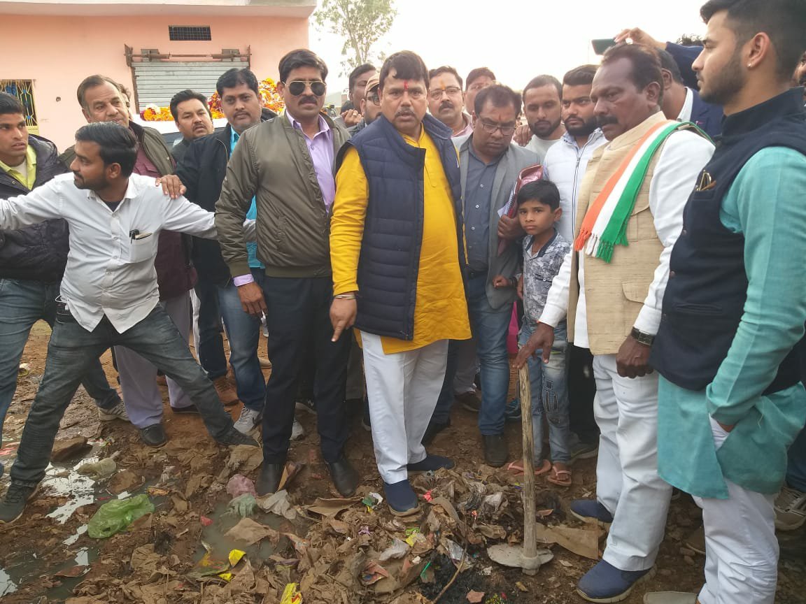 शिवपुरी की करौदी कॉलोनी में गंदगी देख आक्रोशित अंदाज में प्रभारी मंत्री तोमर ने जोड़े सीएमओ के हाथ, कचरे के ढेर पर गिरते-गिरते बचे नगर पालिका अध्यक्ष मुन्ना लाल कुशवाहा | New India Times