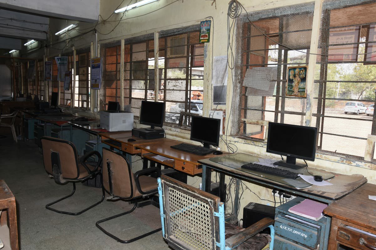 शासन के सौतेले व्यवहार के खिलाफ आरटीओ कर्मचारियों में जबरदस्त आक्रोश, काम बंद कर किया आंदोलन | New India Times