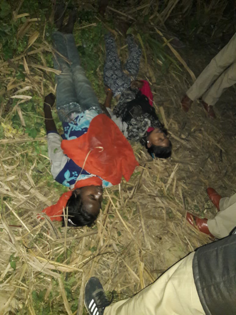 हाईटेंशन खंभे से संदिग्ध हालत में दो नाबालिग बच्चियों के लटके हुए मिले शव, हत्या कर लटकाने की आशंका 2 हाईटेंशन खंभे से संदिग्ध हालत में दो नाबालिग बच्चियों के लटके हुए मिले शव, हत्या कर लटकाने की आशंका | New India Times