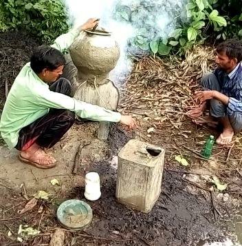 पुलिस अधीक्षक खीरी ने कच्ची शराब को बंद कराने को लेकर पूरे जनपद में चला रखा है अभियान फिर भी गोला गोकर्णनाथ व आसपास में खुलेआम बिक रही है जहरीली कच्ची शराब | New India Times