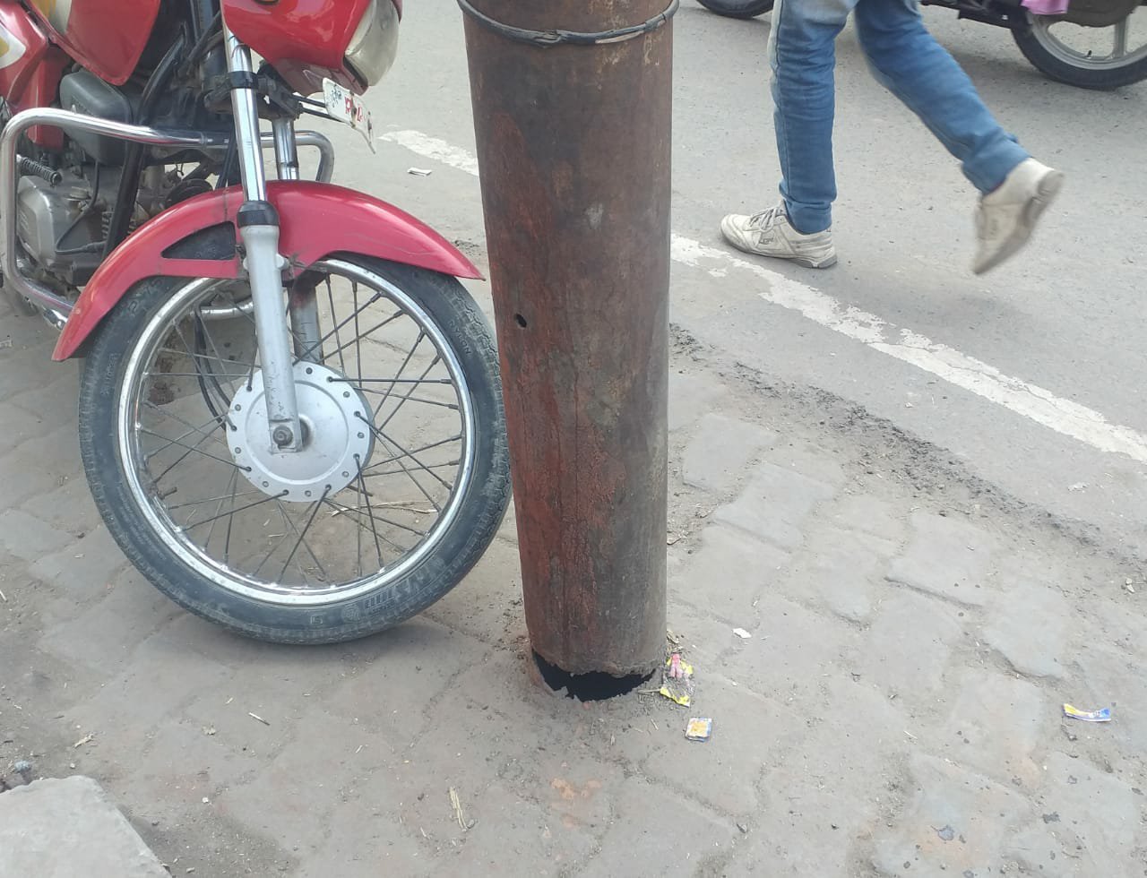 बिज़ली विभाग जान कर भी बना हुआ है अंजान, गोला गोकर्णनाथ के भीड़भाड़ वाले चौराहे पर लगा बिजली पोल दे रहा है दुर्घटना को दावत 2 बिज़ली विभाग जान कर भी बना हुआ है अंजान, गोला गोकर्णनाथ के भीड़भाड़ वाले चौराहे पर लगा बिजली पोल दे रहा है दुर्घटना को दावत | New India Times