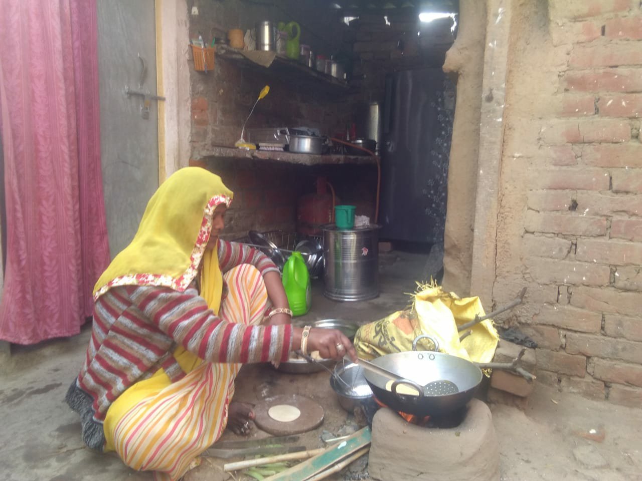 रसोई गैस की किल्लत से उपभोक्ता परेशान, एजेंसी के कई चक्कर लगाने के बाद भी नहीं मिल पा रहा है गैस सिलेंडर | New India Times