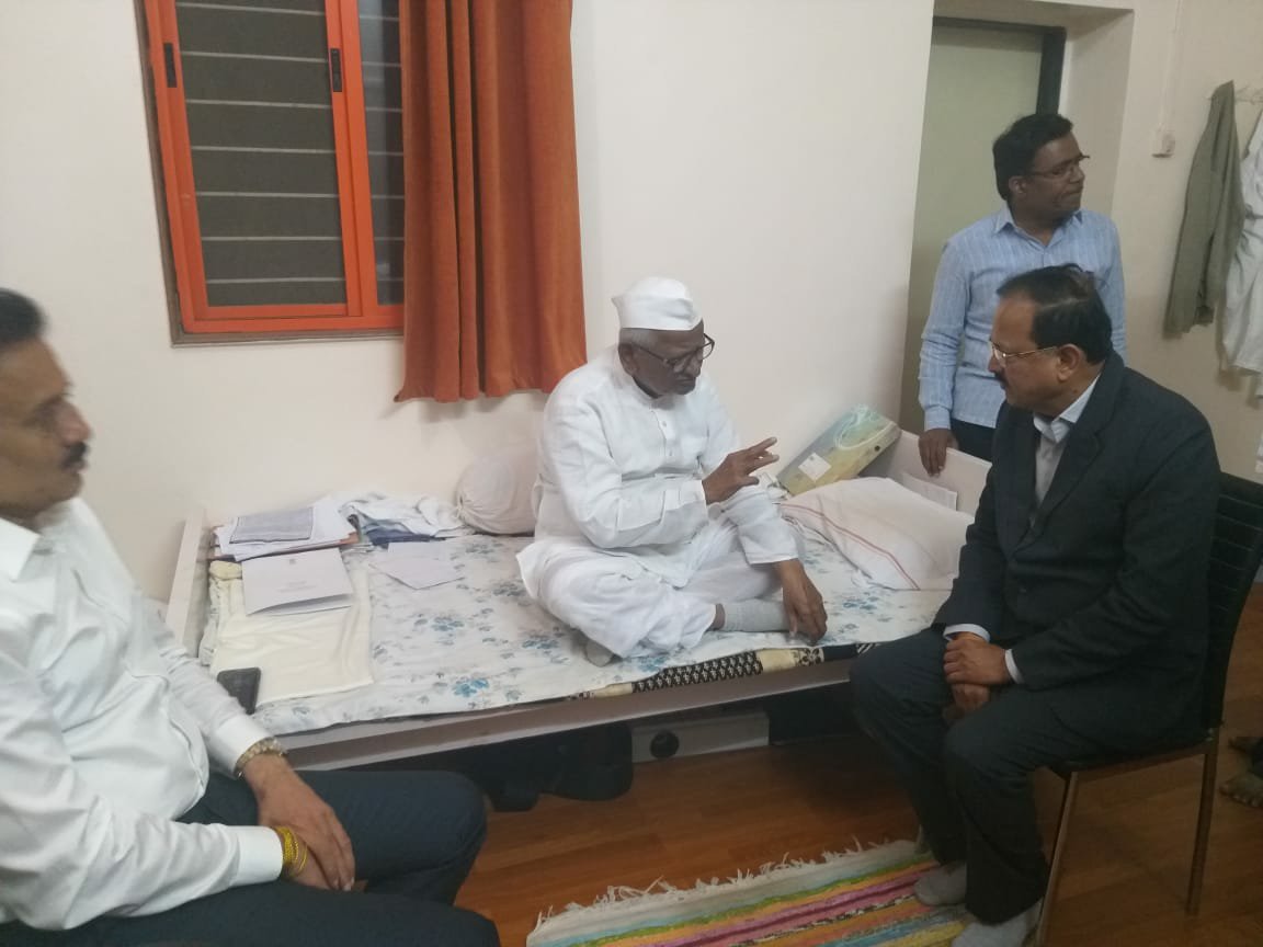 रक्षा राज्य मंत्री भामरे की मध्यस्था से अन्ना हजारे का अनशन समाप्त, भामरे ने निभाई महत्वपूर्ण भूमिका | New India Times