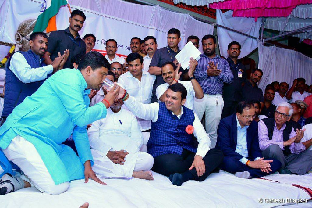 रक्षा राज्य मंत्री भामरे की मध्यस्था से अन्ना हजारे का अनशन समाप्त, भामरे ने निभाई महत्वपूर्ण भूमिका | New India Times