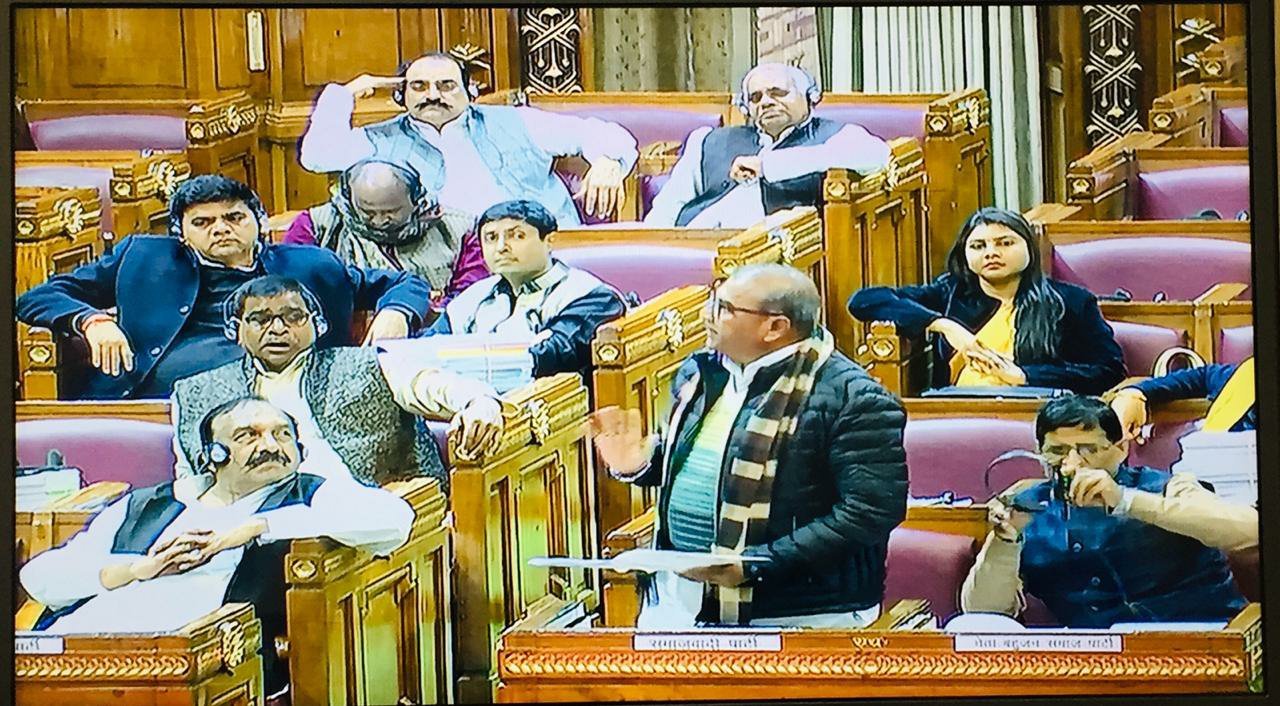 समाजवादी पार्टी के विधायकों ने सदन के अंदर और बाहर प्रदर्शन कर भाजपा सरकार की जनविरोधी नीतियों के प्रति जताया विरोध | New India Times