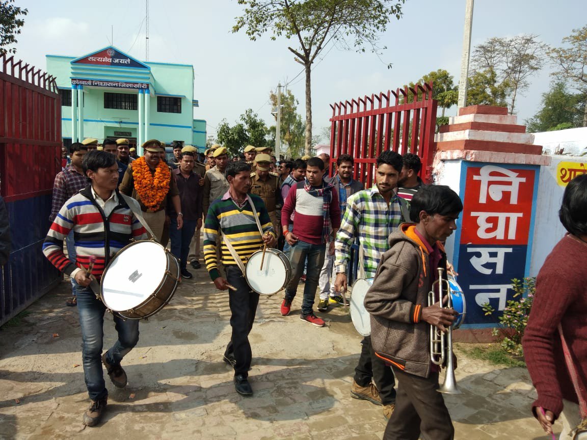 चौकी इंचार्ज पढुआ नरेंद्र सिंह की बैंड बाजे के साथ हुई विदाई | New India Times