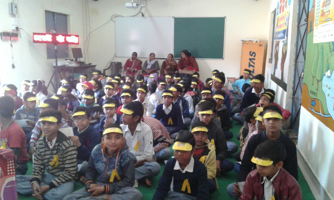 सड़क सुरक्षा ही जीवन सुरक्षा: वाहन चलाते समय पिता को हेल्मेट देकर 'आई लव यू कहें' | New India Times