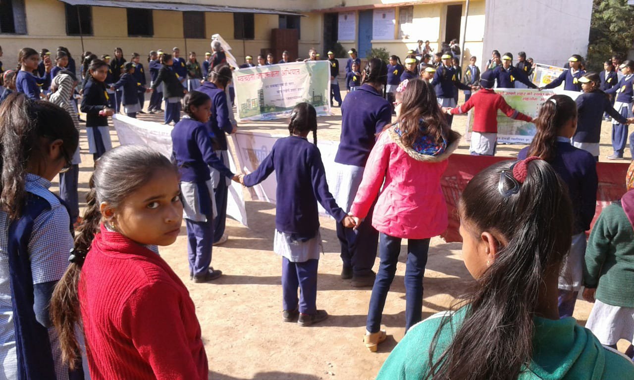 सड़क सुरक्षा ही जीवन सुरक्षा: वाहन चलाते समय पिता को हेल्मेट देकर 'आई लव यू कहें' | New India Times