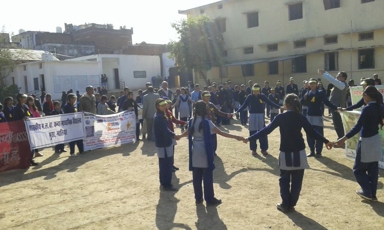 सड़क सुरक्षा ही जीवन सुरक्षा: वाहन चलाते समय पिता को हेल्मेट देकर 'आई लव यू कहें' | New India Times