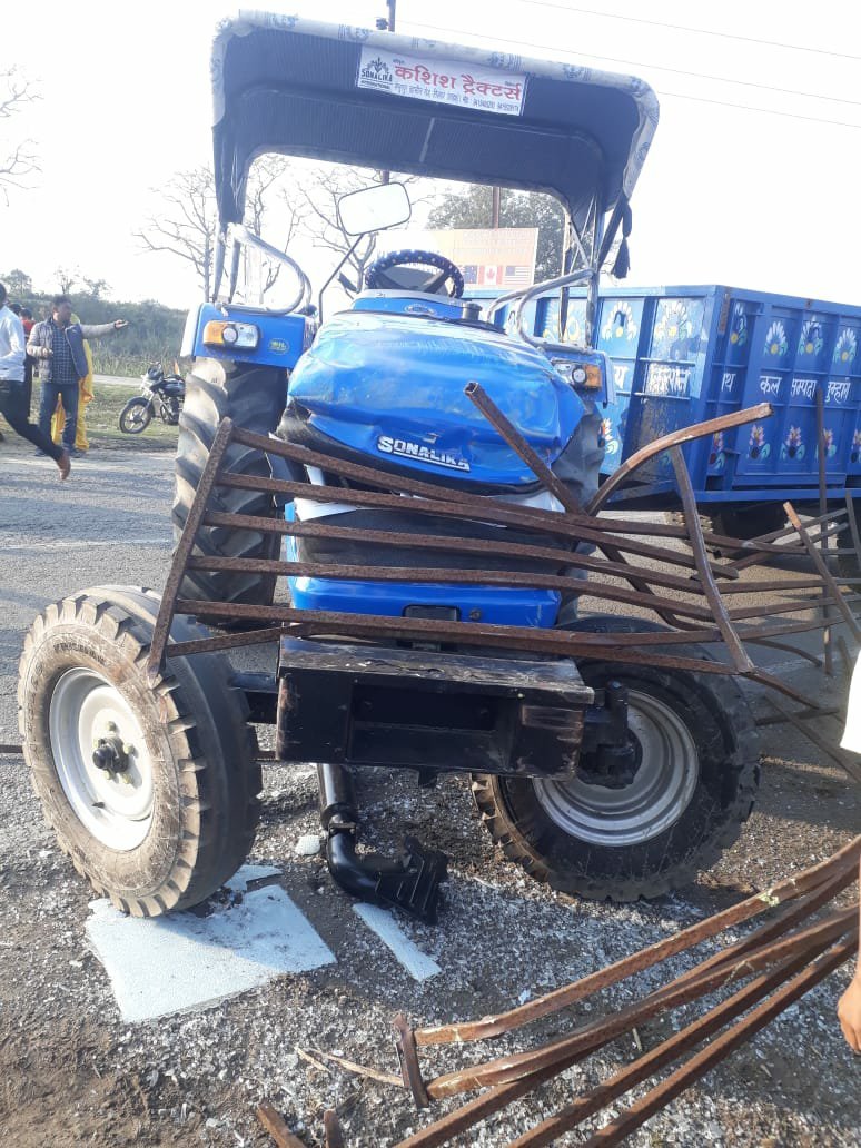 तेज रफ्तार बस ट्रैक्टर-ट्राली से टकरा कर खाई में पलटी, तीन लोगों की मौके पर ही मौत, 31 लोग घायल | New India Times