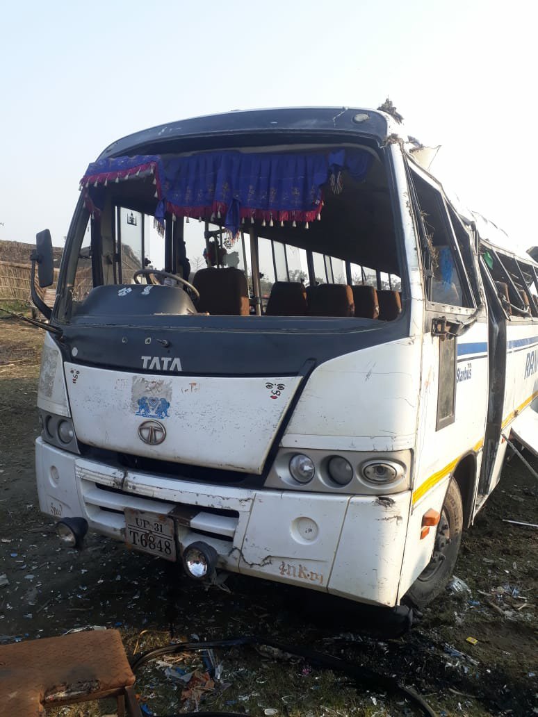 तेज रफ्तार बस ट्रैक्टर-ट्राली से टकरा कर खाई में पलटी, तीन लोगों की मौके पर ही मौत, 31 लोग घायल | New India Times