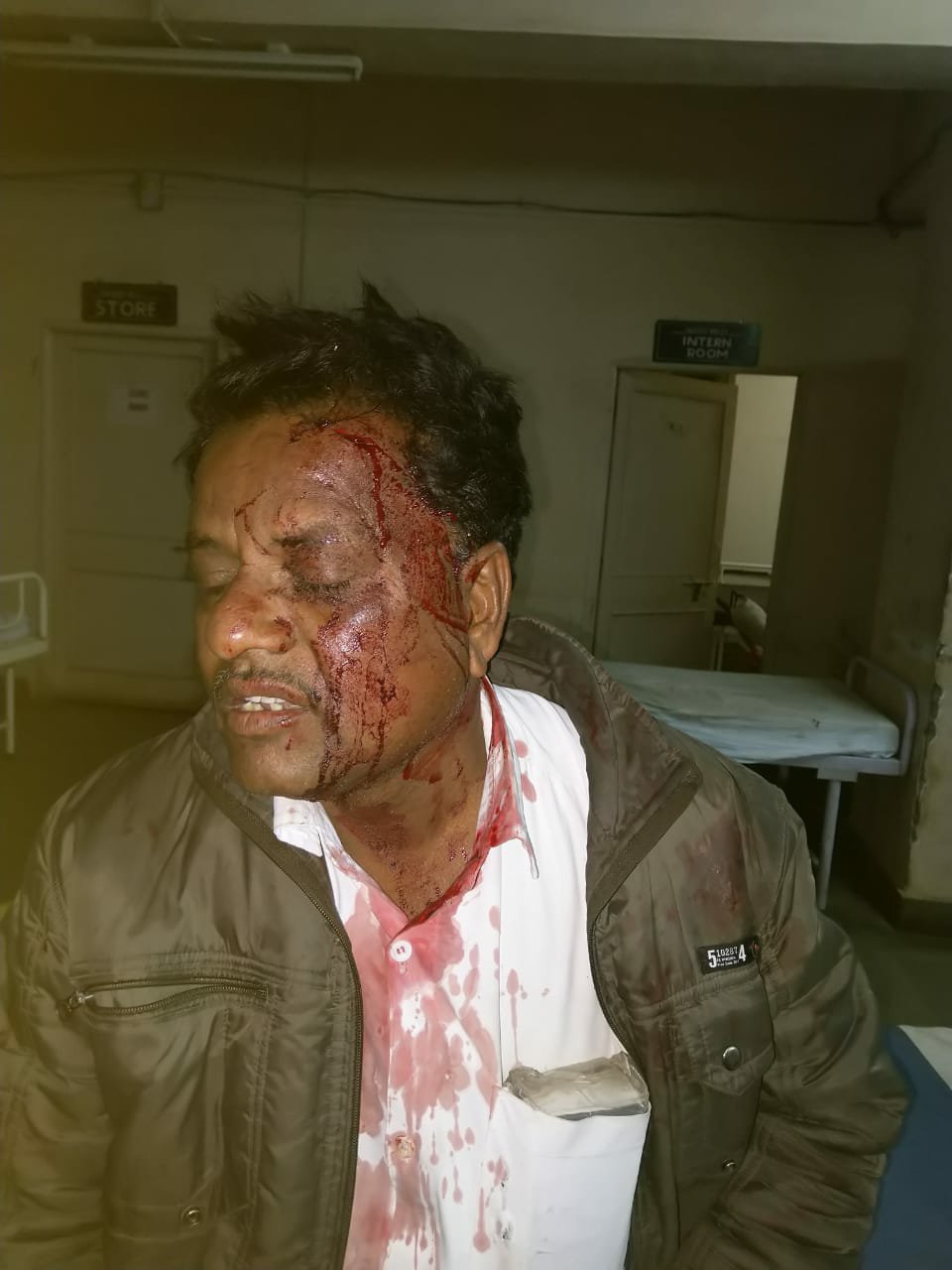 शराब पीने के पैसे न देने पर बदमाशों ने होटल मालिक पर किया कुल्हाड़ी से हमला, होटल मालिक की हालत गंभीर | New India Times