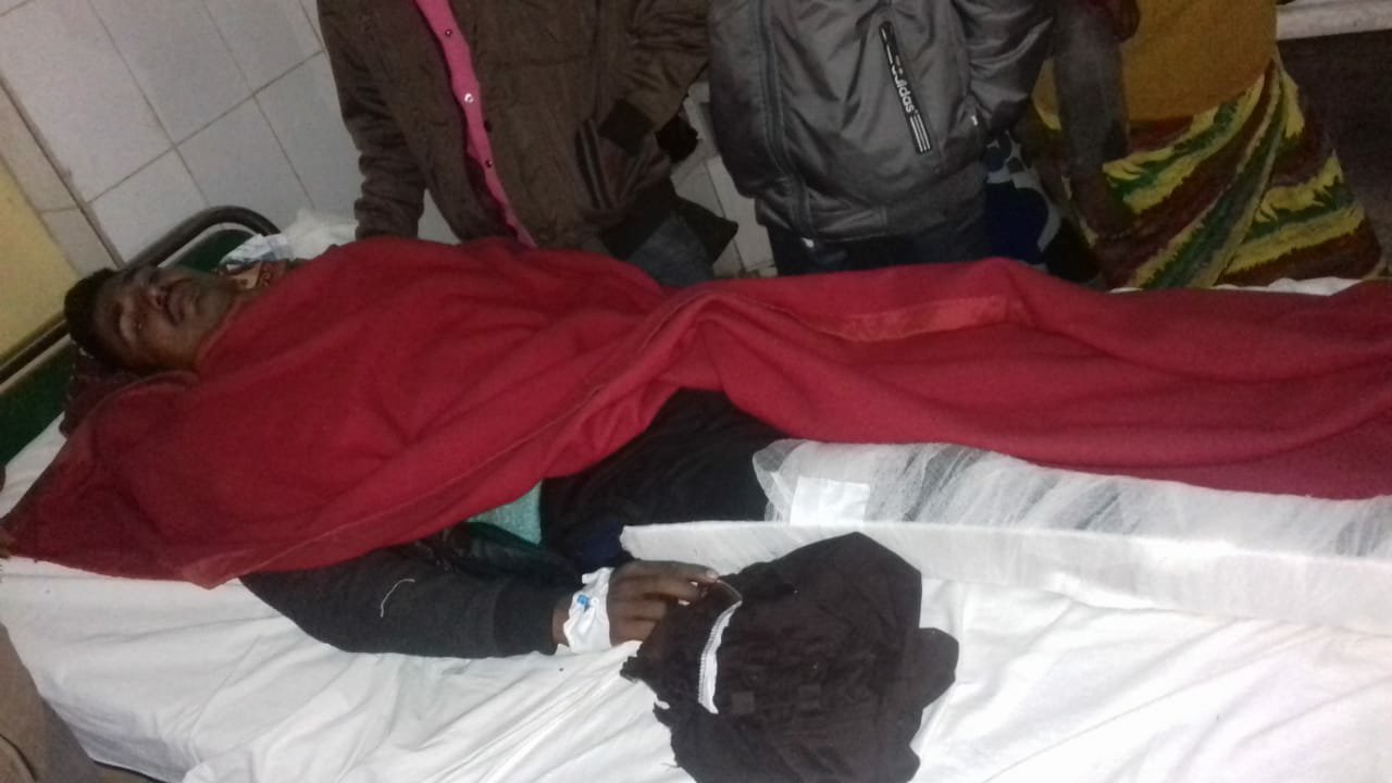 मोटरसाइकल को तेज़ रफ़्तार कार ने मारी टक्कर, पत्नी की मौके पर ही मौत पति व रिश्तेदार घायल, गोद में पैठे तीन वर्षीय बच्चे को नहीं आई कोई खंरोच | New India Times