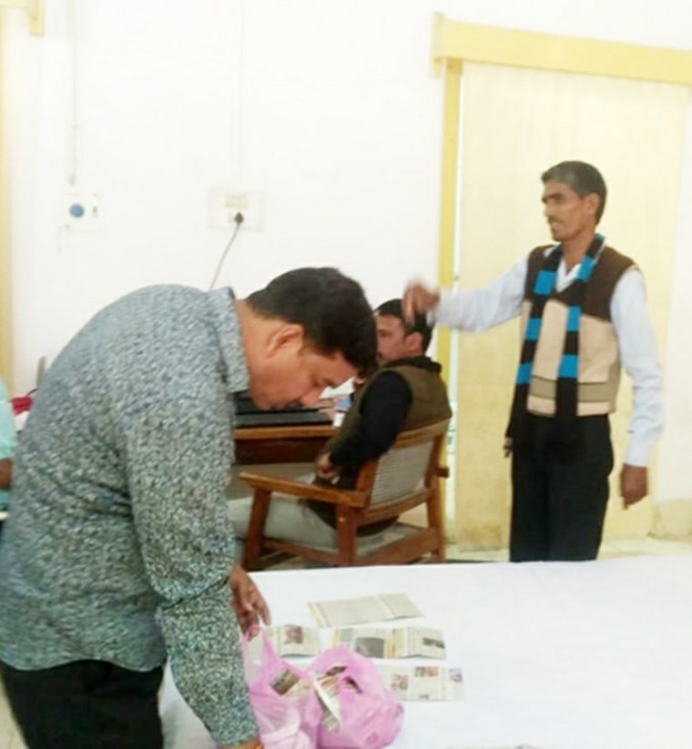 लोकायुक्त पुलिस ने एक अधिकारी को रिश्वत लेते हुए रंगे हाथों किया गिरफ्तार | New India Times