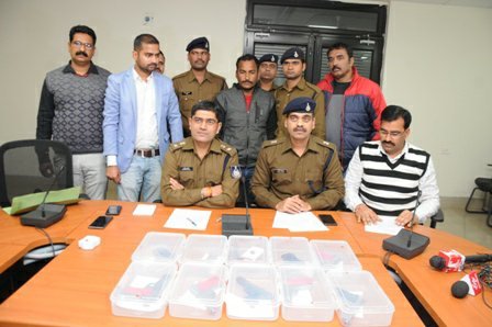 10 देशी पिस्टल व 4 जिंदा राउण्ड सहित हथियारों का तस्कर गिरफ्तार | New India Times