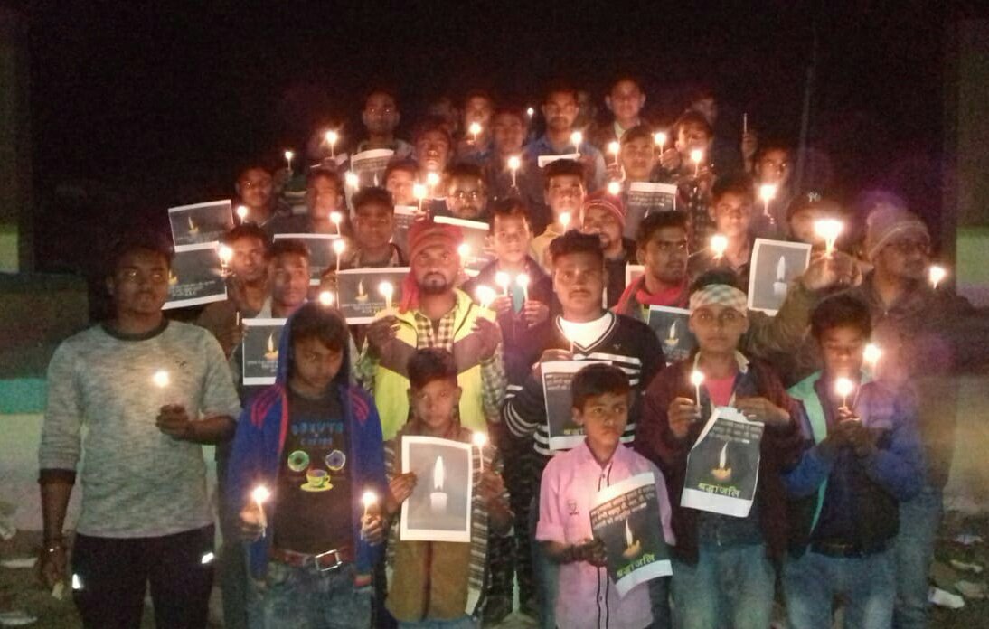 आतंकी हमले में शहीद सैनिकों की याद में जगह-जगह कैंडल मार्च निकालकर दी विनम्र श्रद्धांजलि, जमकर लगे पाकिस्तान मुर्दाबाद के नारे | New India Times