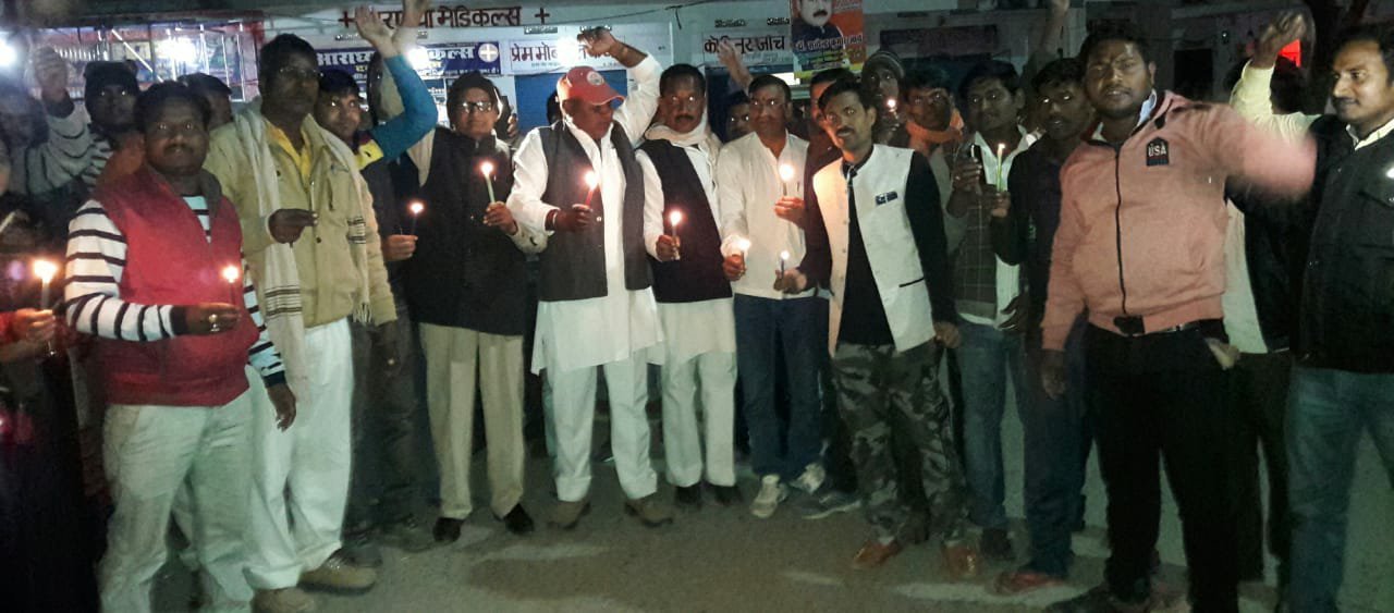 आतंकी हमले में शहीद सैनिकों की याद में जगह-जगह कैंडल मार्च निकालकर दी विनम्र श्रद्धांजलि, जमकर लगे पाकिस्तान मुर्दाबाद के नारे | New India Times