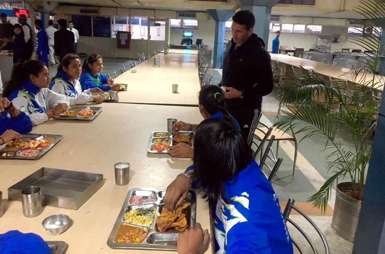 खेल और युवा कल्याण मंत्री जीतू पटवारी ने टी. टी. नगर स्टेडियम कैंटीन का किया औचक निरीक्षण | New India Times