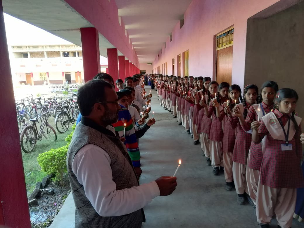 कलावती देवी शिक्षण संस्थान पगिया के बच्चों ने पुलवामा आतंकी हमले में शहीद जवानों को रैली निकाल कर दी श्रद्धांजलि | New India Times