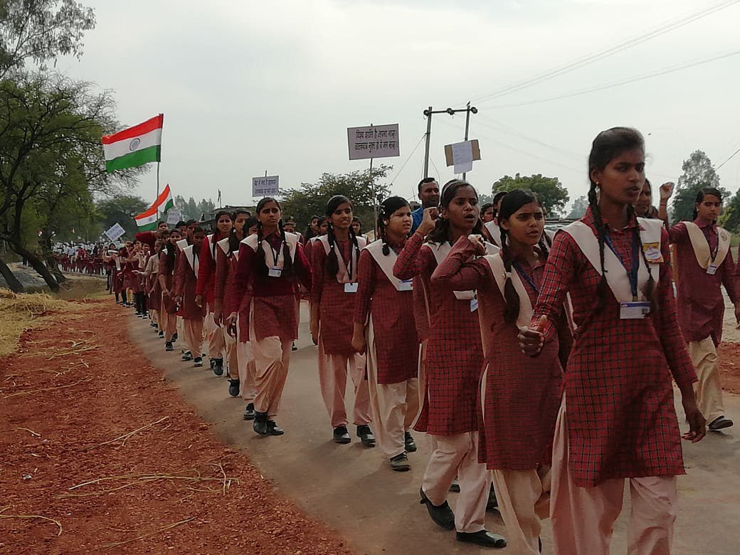 कलावती देवी शिक्षण संस्थान पगिया के बच्चों ने पुलवामा आतंकी हमले में शहीद जवानों को रैली निकाल कर दी श्रद्धांजलि | New India Times