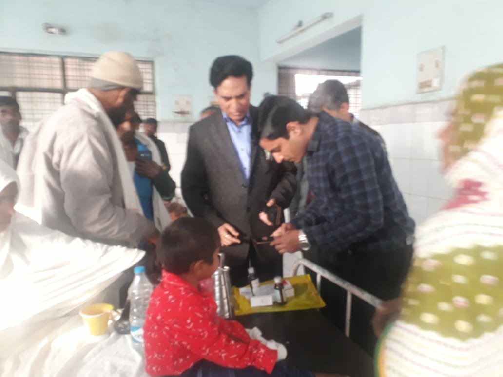 बहराइच जिला अस्पताल के सीएमएस ने वार्ड में दवा लिखते दलाल को रंगे हाथों पकड़ कर किया पुलिस के हवाले | New India Times