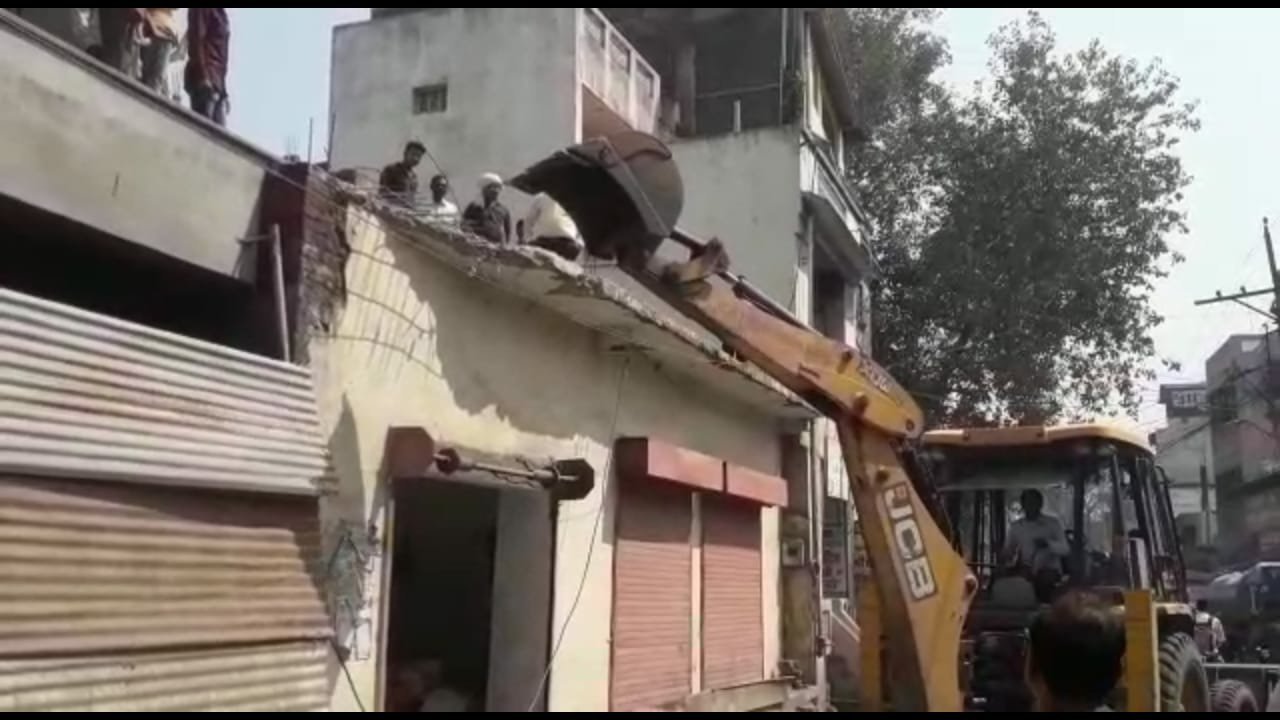 कोर्ट आदेश के पालन में मेट्रो हास्पिटल का टूटा अतिक्रमण | New India Times