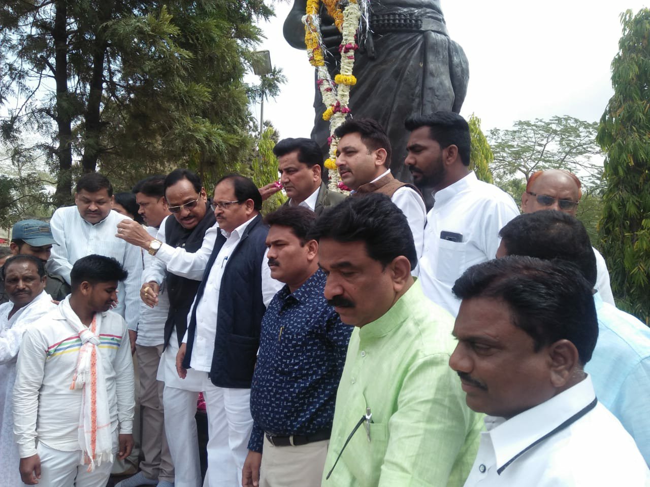 पुण्यतिथि पर शहीद चंद्रशेखर आजाद की मूर्ति पर किया गया माल्यार्पण | New India Times