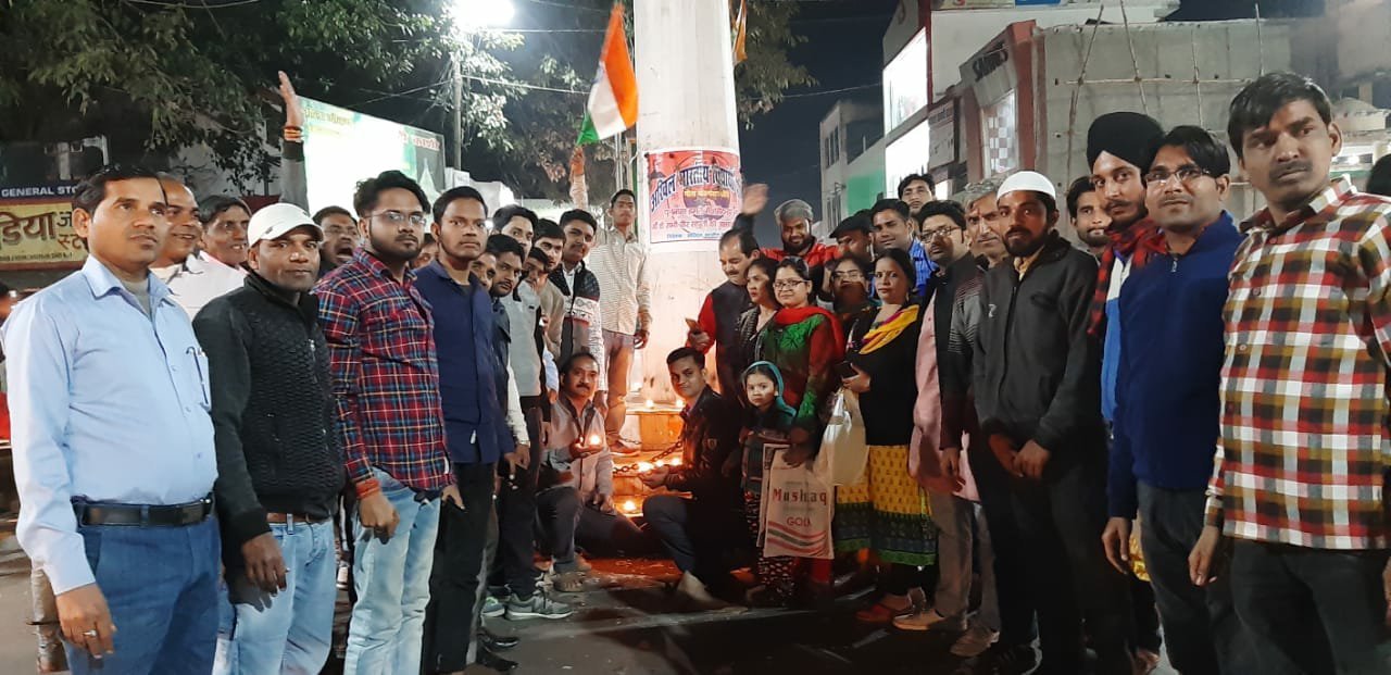 समस्या समाधान परिवार के सदस्यों ने अशोक स्तंभ के नीचे दीप यज्ञ का किया आयोजन | New India Times