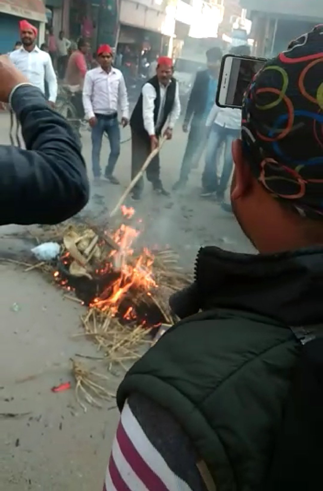 पट्टी विधानसभा क्षेत्र में मोदी-योगी सरकार के खिलाफ समाजवादी कार्यकर्ताओं पुतला फूंक कर किया विरोध प्रदर्शन, प्रदर्शनकारियों के खिलाफ हो सकती है कार्यवाही | New India Times